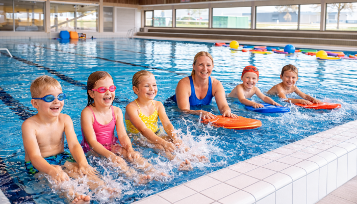 Zwemles met enthousiaste kinderen en instructeur