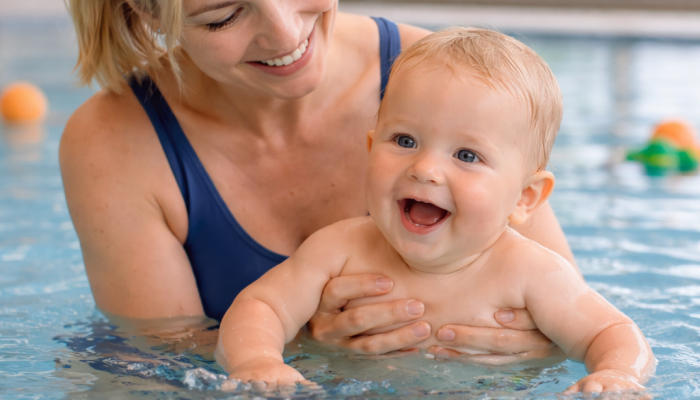 Ouder & Kind zwemmen baby